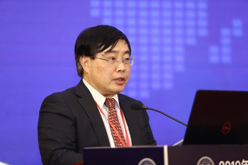 中国工经联执行副会长兼秘书长熊梦主持经贸热点论坛_编辑